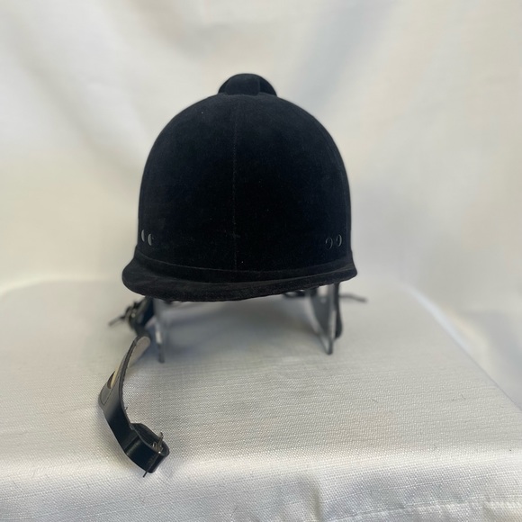 English riding helmet with chin strap - Picture 1 of 11